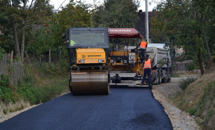 Infrastructura drumurilor din satele Rădășeni și Lămășeni este modernizată prin investiții de 5,8 milioane de lei