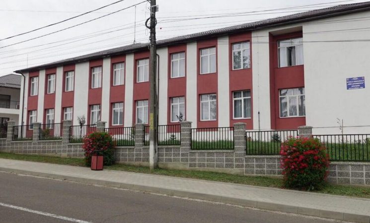 Comunicat de presă. Dotarea cu mobilier, materiale didactice și echipamente digitale a unităților de învățământ preuniversitar pentru unitățile școlare din comuna Rădășeni